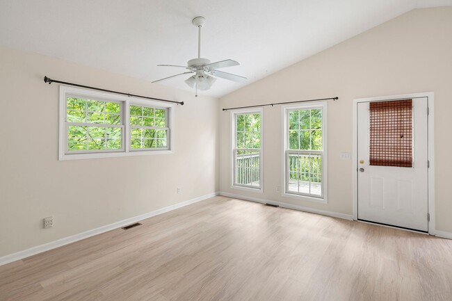 Building Photo - Great House in East Asheville!