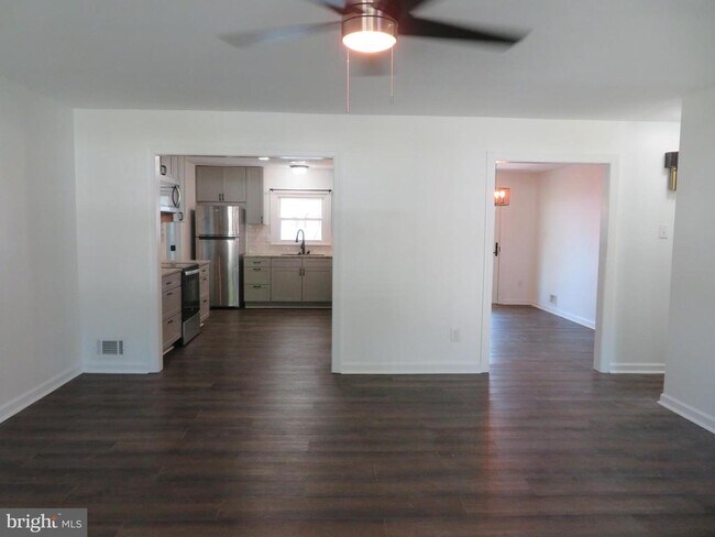 Building Photo - 7895 Pavilion Dr