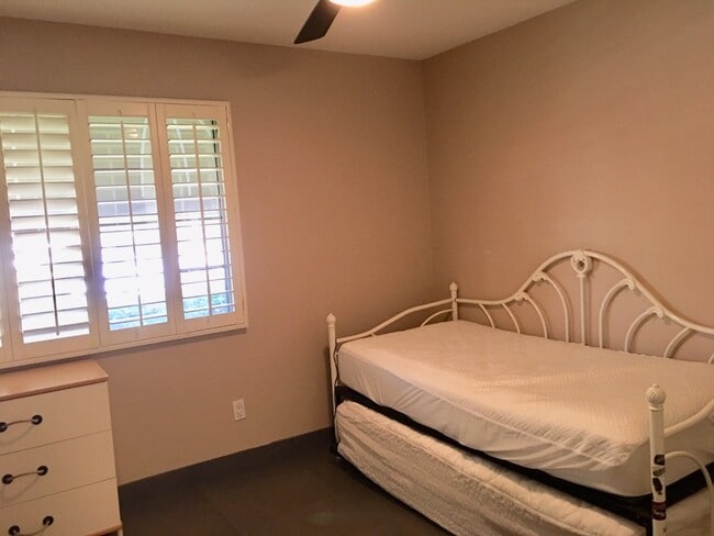 Building Photo - 137 Weatherstone Dr