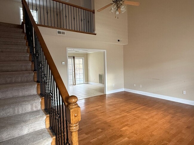 Building Photo - 3 bedroom + loft & 2.5 baths in gated community