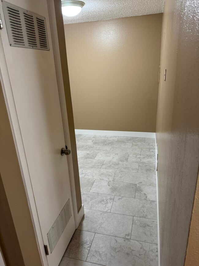 Building Photo - Magnussen Apartments