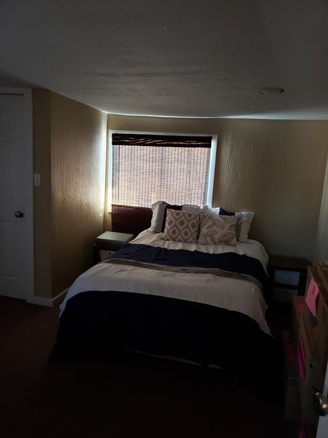 Building Photo - Stylish & Spacious 3-Bedroom Home with Off...