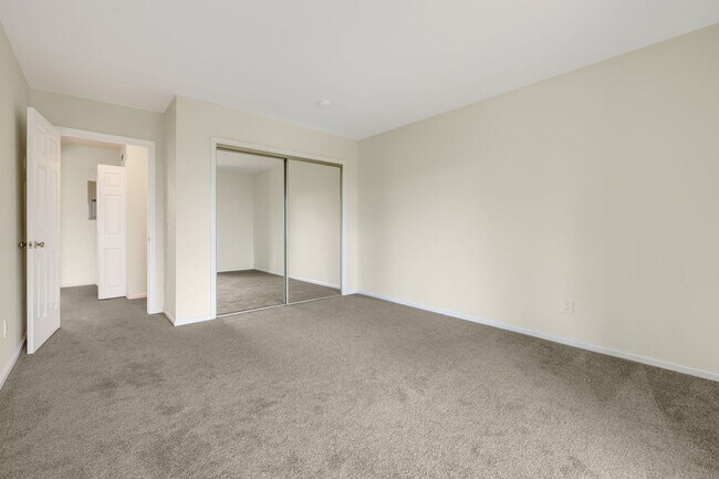 Building Photo - 2-Bedroom, 2-Bathroom Condo with Stunning Downtown Views