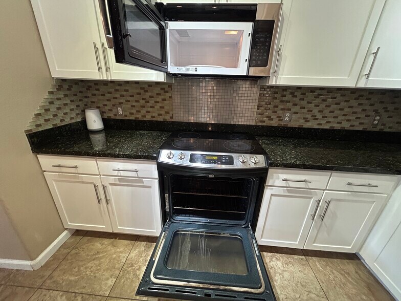 Building Photo - 6605 N 93rd Ave