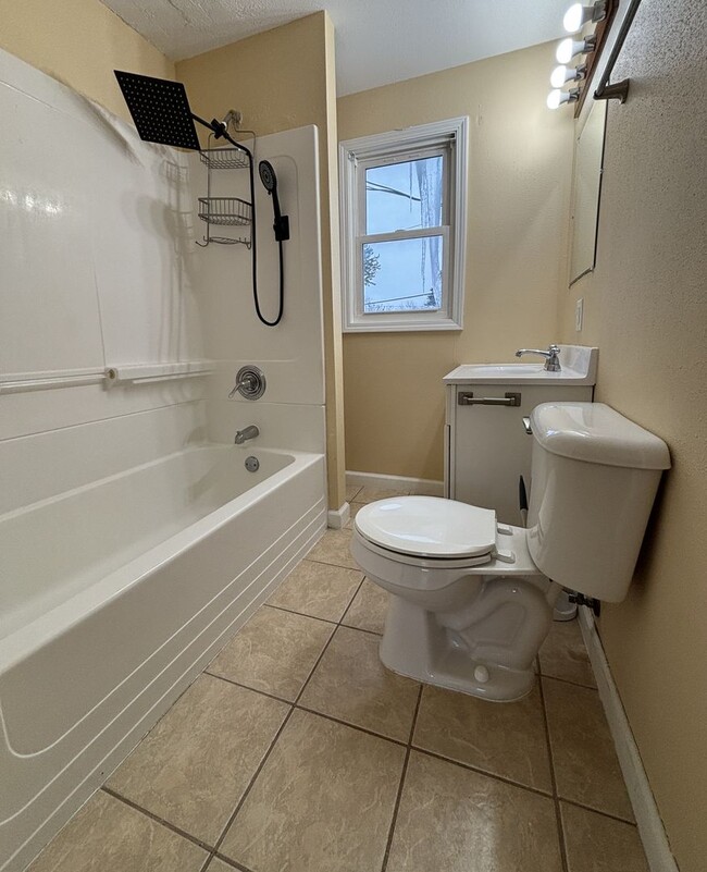 Building Photo - 2 Bedroom 1 Bathroom Townhouse for Rent!