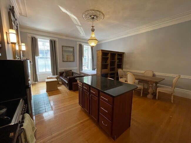 Building Photo - 105 Beacon St