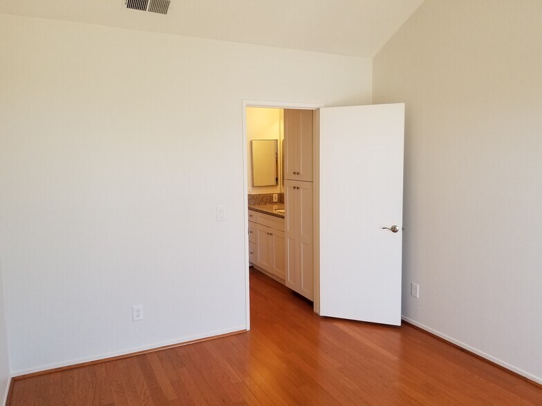 Building Photo - 13133 Le Parc