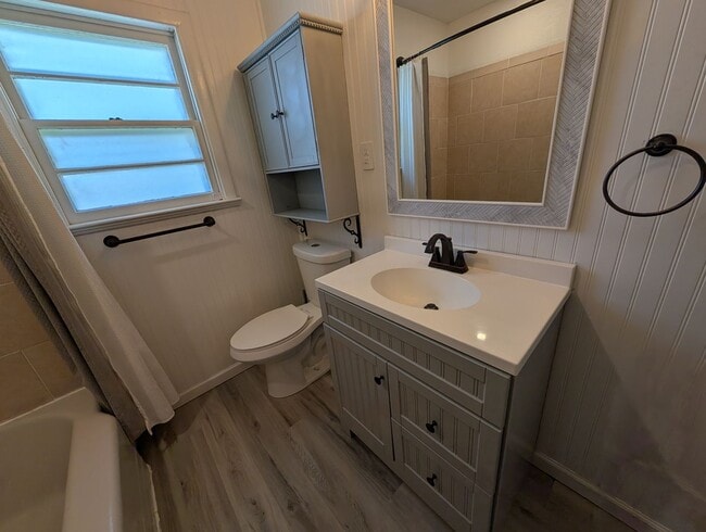 Building Photo - 3 bed 1 bath Pre-Leasing