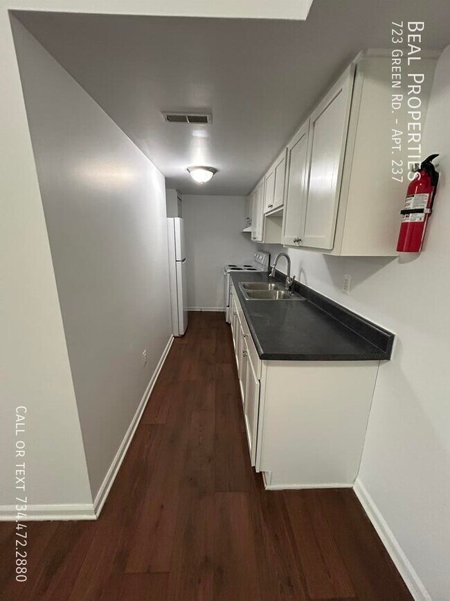 Building Photo - 723 Green Rd