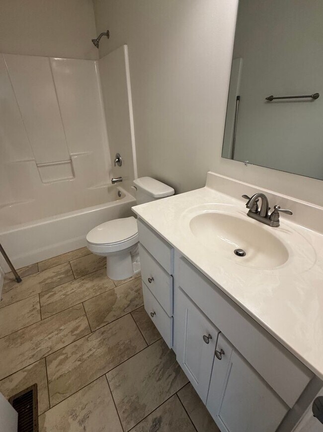 Building Photo - Oak St Duplex