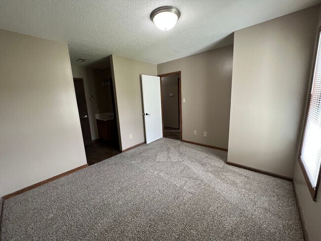 Building Photo - 725 Pinewood Dr