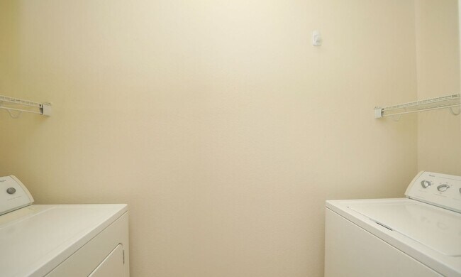 Building Photo - Top-Floor 1-Bedroom Condo in the Heart of Upper Kirby!