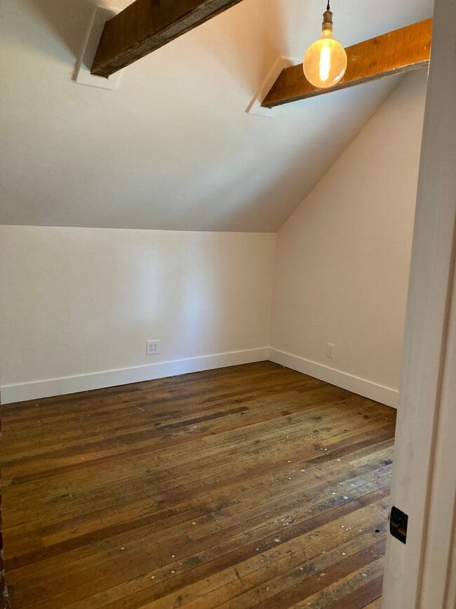 Building Photo - *READY FOR MOVE IN* Victorian Home In Reno