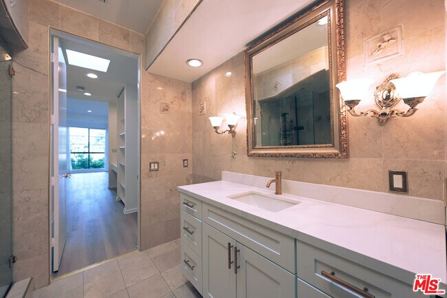 Building Photo - 234 S Gale Dr