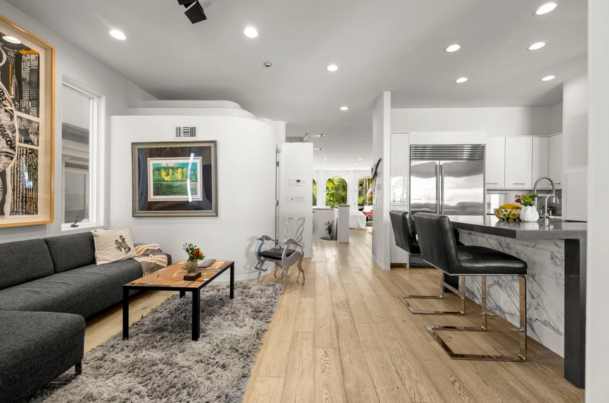 A small lounge area off the kitchen, perfect for casual gatherings. - 120 Mast Mall