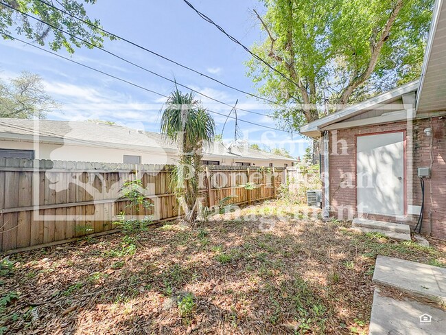 Building Photo - 420 Allamanda Dr