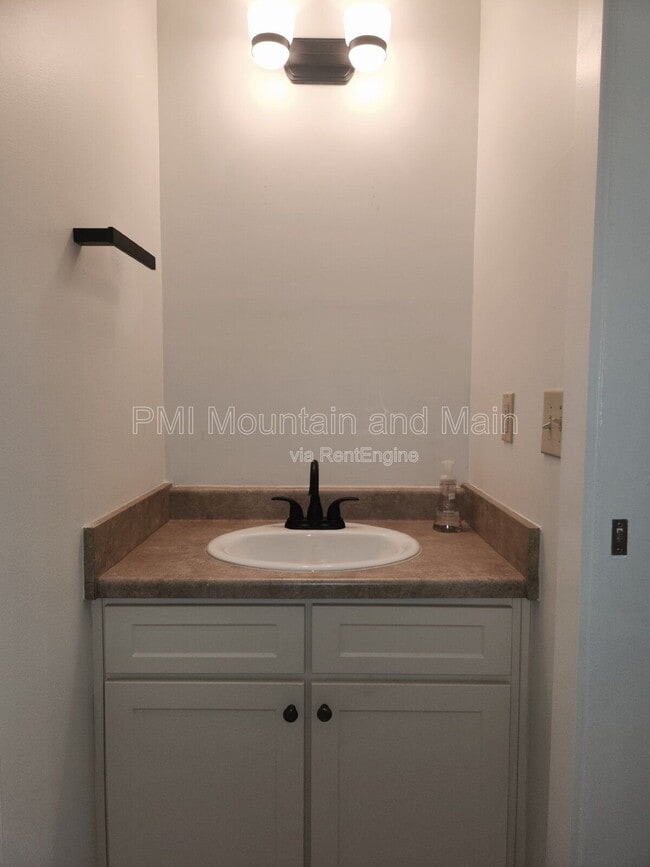 Building Photo - 9 Kenilworth Knolls