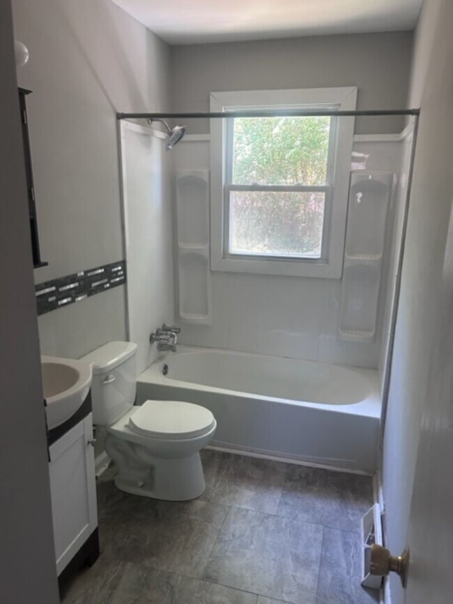Building Photo - $500 off move in Special - 3 bedroom home