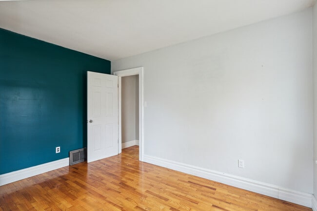 Building Photo - 629 St Clair Ave