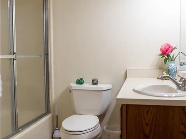 Building Photo - Meticulously maintained and updated end un...
