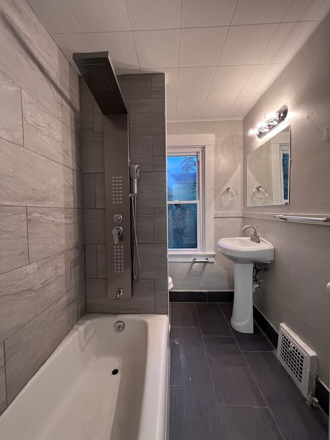 Building Photo - Updated 2BR Townhouse now showing!