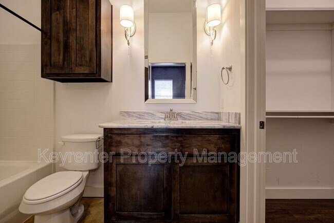 Building Photo - 727 NE 5th St