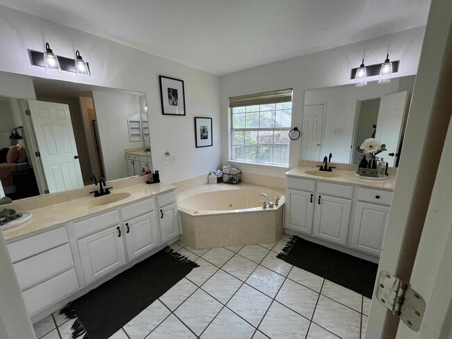 Building Photo - 116 River Knoll