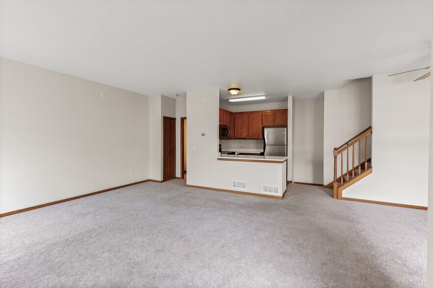 Building Photo - 6860 Meadow Grass Ln S