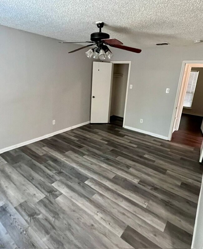 Building Photo - 3013 Clover Ln