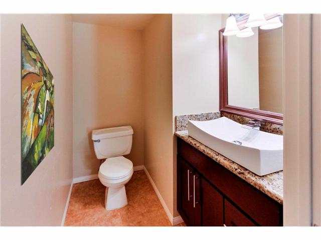 Building Photo - This AMAZINGLY immaculate 2 bed townhome w...