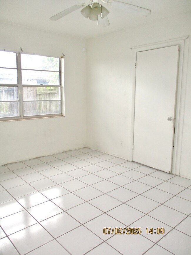 Building Photo - Spacious 3-Bedroom, 2-Bathroom Home in Des...