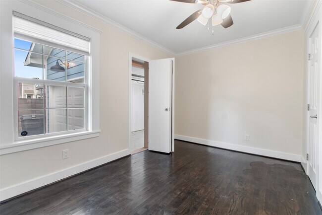 Building Photo - 814 E 23rd St