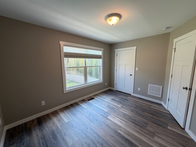 Building Photo - Leicester - Immaculate Three Bedroom with Huge Backyard