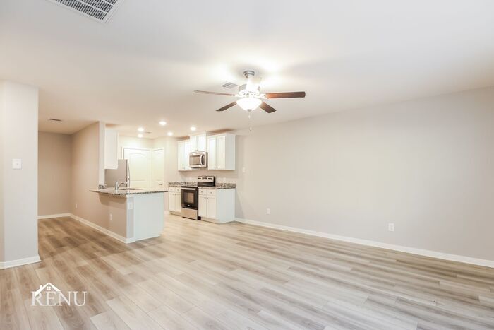 Building Photo - 10462 Sweetwater Creek Dr