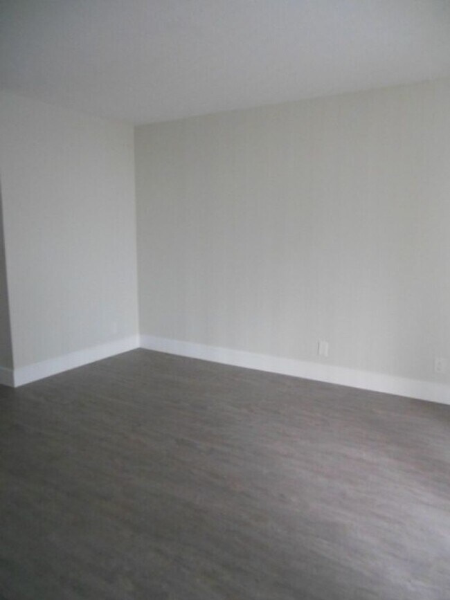 Building Photo - ONE BEDROOM ONE BATHROOM! WATERFRONT COMMUNITY!