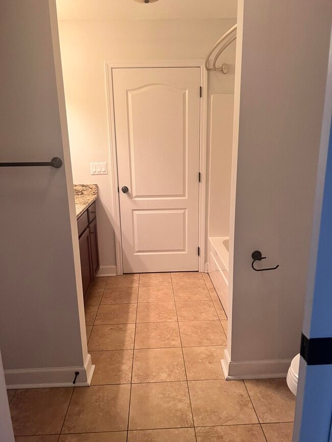 Building Photo - 411 Serene Ct