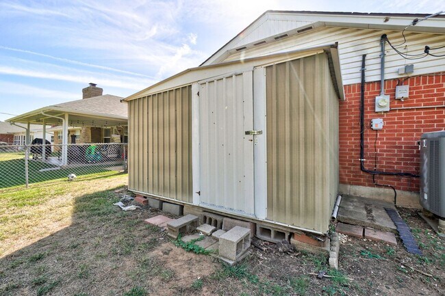 Building Photo - 3 Bed 2 Bath in Midwest City!