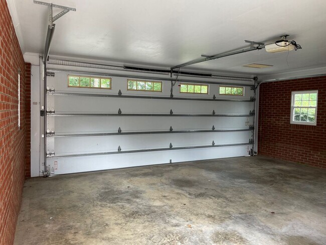 Building Photo - Beautiful 2 Bed, 1 Bath Brick Home in coun...