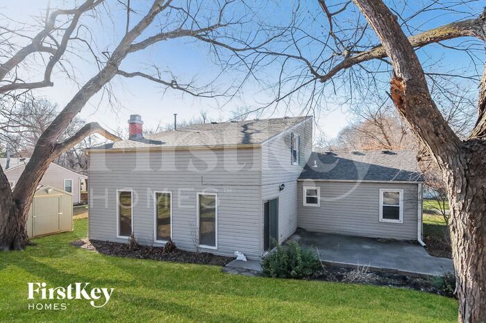 Building Photo - 5707 N Amoret Ave