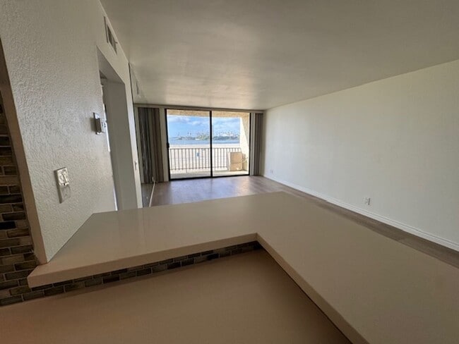 Building Photo - Steps from Alamitos Beach! Modern 1 bed 1 ...