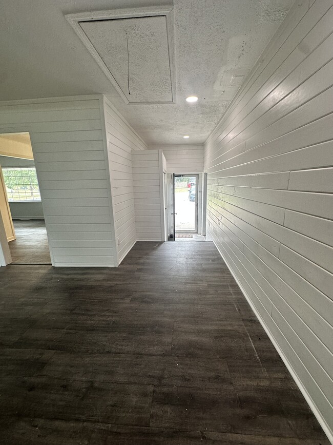 Building Photo - 802 Oak Hurst Dr