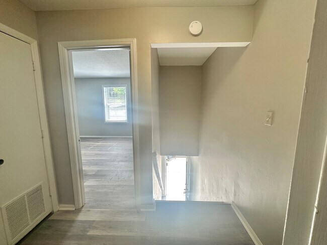 Building Photo - 1472 Sherwood Dr