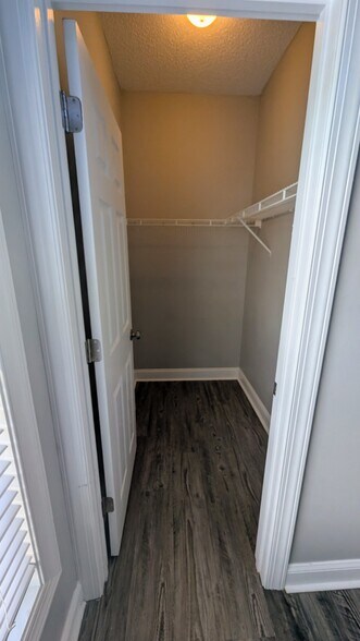 Building Photo - 5054 Belleglen Ct