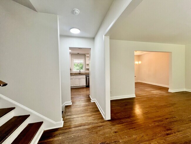 Building Photo - SPACIOUS 4 BEDROOM CLOSE TO MATTHEWS!