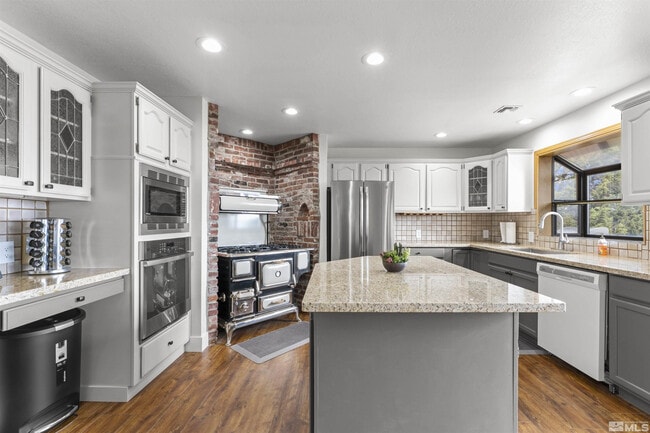 Building Photo - 3400 Southampton Dr