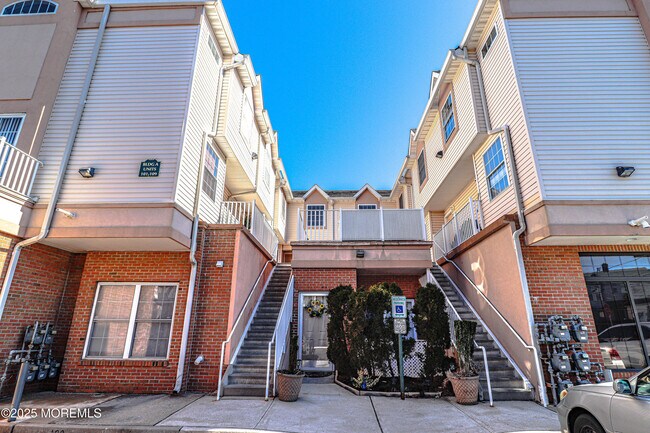 Building Photo - 105 Adamecs Way