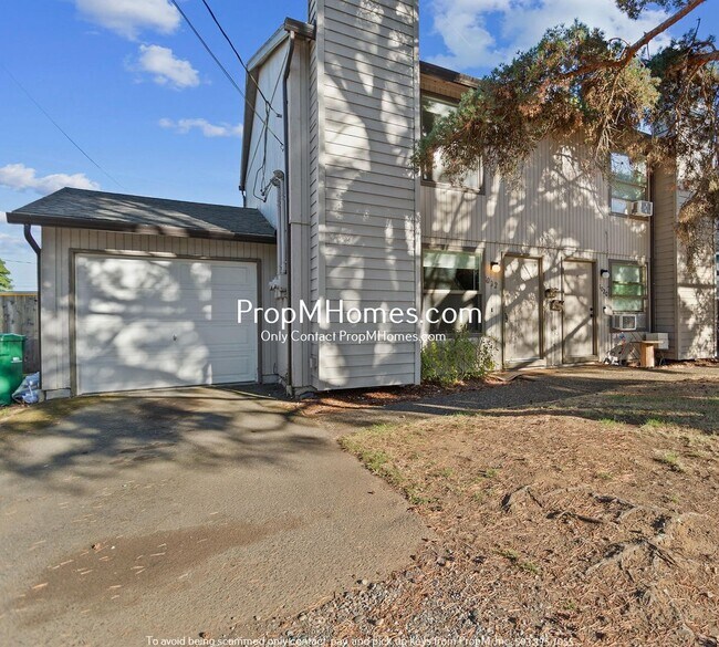 Primary Photo - Cozy Two Bedroom in Montavilla - Large Fen...