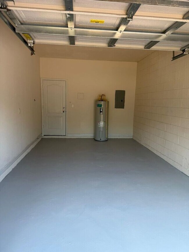 Building Photo - Beautifully Updated 3-Bedroom Townhouse in Kissimmee – Gated Community with Pool