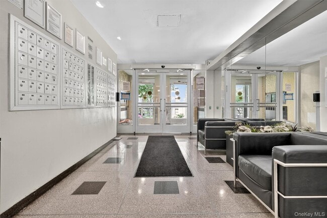 Building Photo - 6 Fordham Hill Oval