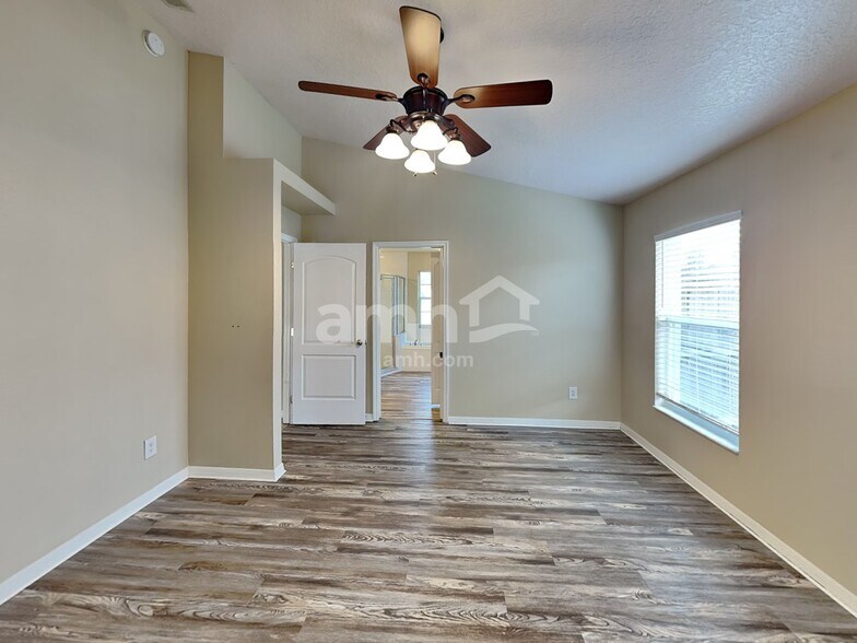 Building Photo - 10222 Summer Elm Ave
